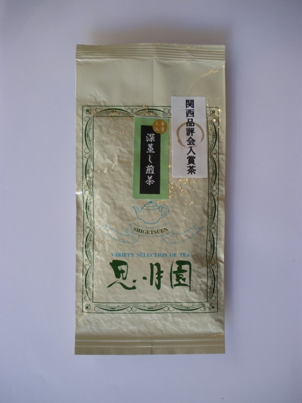 【写真を見る】関西品評会で入賞した「深蒸し煎茶」(100g2160円)。