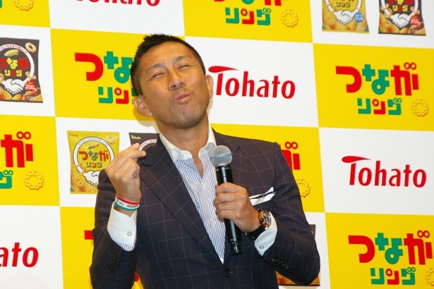 「歯ごたえとコーンの甘みがおいしい！」と新作スナック菓子に前園がコメント