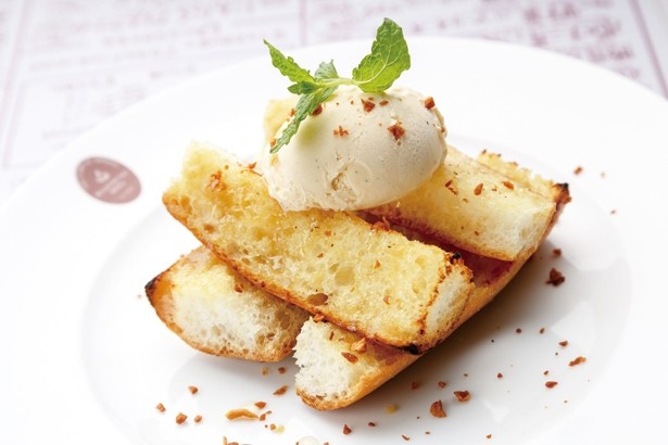 【写真を見る】「Garlic restaurant はじめの一っぽ」の「ガーリックハニートーストonにんにくアイス」(800円)は、ニンニク好きなら挑戦してみたい一品