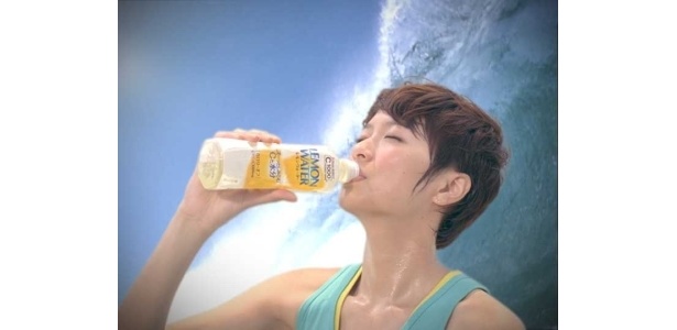 真夏のビーチで榮倉奈々がはじける“健康美”を披露