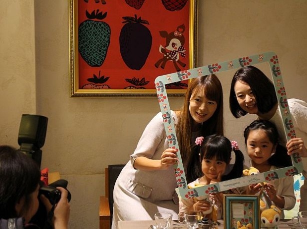 来店客は「プロに親子の写真を撮ってもらえるのはうれしい！」とコメント