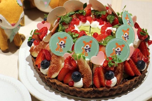 赤スグリがたっぷりのった「ベリー畑のピスタチオクリームタルト」(1ピース800円)