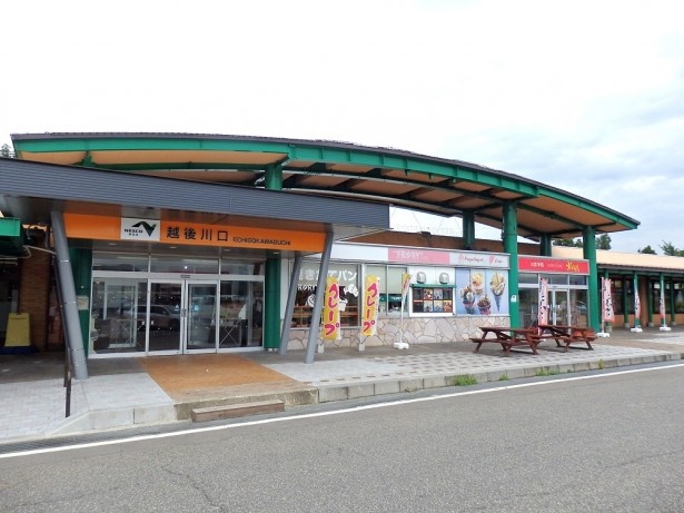 越後川越サービスエリアでは、花火玉をイメージしたカラフルで丸いようかん「玉花火筒」や、新潟県小千谷名物の「へきそば」など、地元にちなんだ商品に力を入れている
