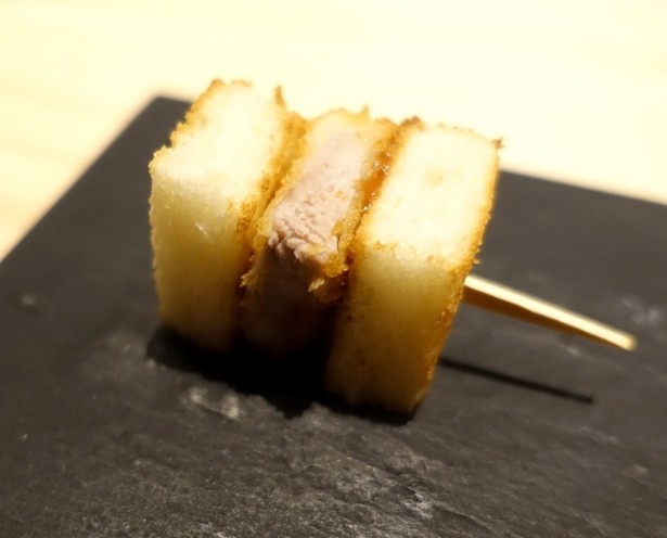【写真を見る】小ぶりな食材をピックに刺して提供する「いぐち・ピンチョススタイル」