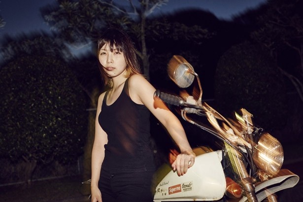 ライブを行うsebuhiroko(セブヒロコ)。CM音楽の他、現在放映中のドラマ「恋仲」のサントラも手がけるシンガー・ソングライター兼劇伴作曲家