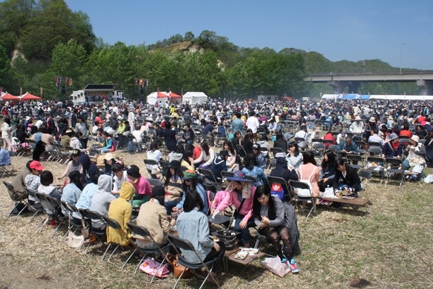 毎年恒例の食の祭典「白老牛肉まつり」(白老町)には、おいしい白老牛を求めて、約5万人が来場する