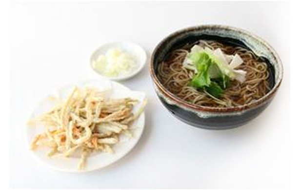 中標津町産のそば粉「遥の里(はるかのさと）」を使用した手打ちそばを提供。ごぼうの風味豊かな「ごぼう天ぷらそば」(900円)。「もりそば」と「かけそば」(各700円)