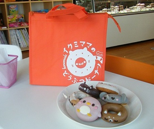 【写真を見る】ポップな色使いがかわいい「保冷バック」(590円)