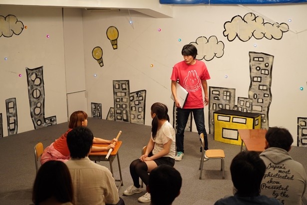 【写真を見る】昨年「はっぽる☆しゅてぬ～る」が行った、20代の留年小学生が小学校を卒業して社会の荒波に立ち向かうまでを描いた演劇「吼えろ!ショーリューケン!」。今年も作品を出展