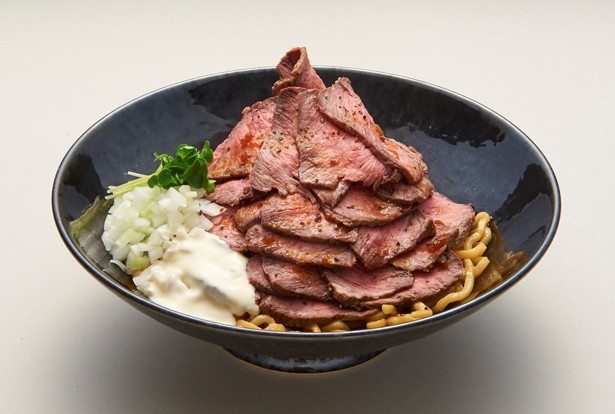 【写真を見る】肉が1ポンドものった「キングミート」(2400円)。肉好きなら一度はチャレンジしてみたい