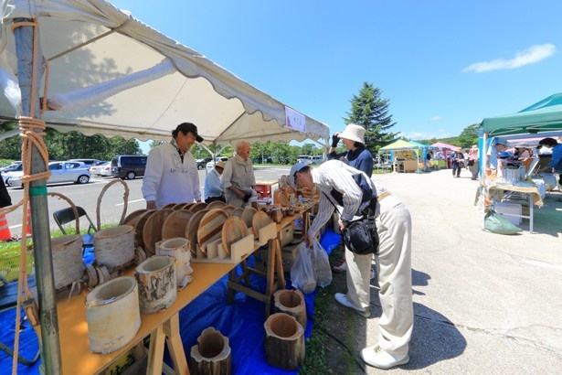 【写真を見る】道内在住のクラフト作家によるオリジナルグッズなどの販売も