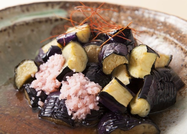 秋茄子を揚げ煮にし、たたきにした海老の餡でいただく「秋茄子の海老餡掛け」