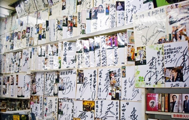 【写真を見る】来店した歌手のサイン色紙がたくさん。好きな歌手のサインがあるかも!?
