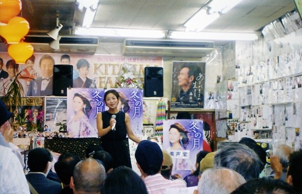 頻繁に行われる歌唱キャンペーンでは、間近でプロの歌を楽しめる。イベントならではの歌手のトークも醍醐味