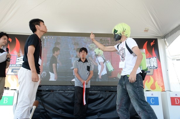 九州地区大会にて「あっちむいてホイ！」決勝戦の様子