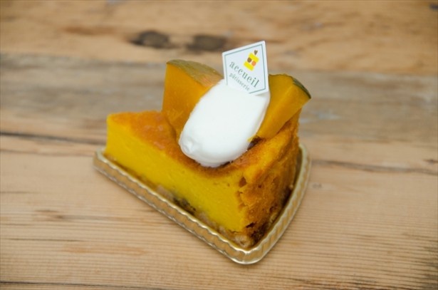 サクサク食感が楽しめる「パンプキンチーズケーキ」(税抜380円)