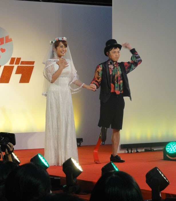 「親戚も観覧に来ていて、本物の結婚式のように感動した」と語ったはるな愛（写真左）