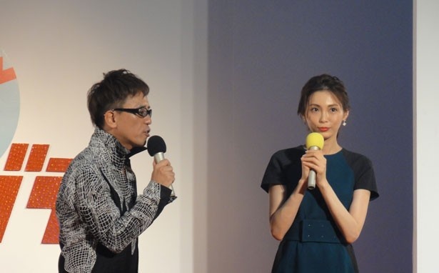 モデルとして押切もえも登場した（写真右）