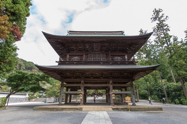 円覚寺の三門。楼上には十一面観音などが安置されている