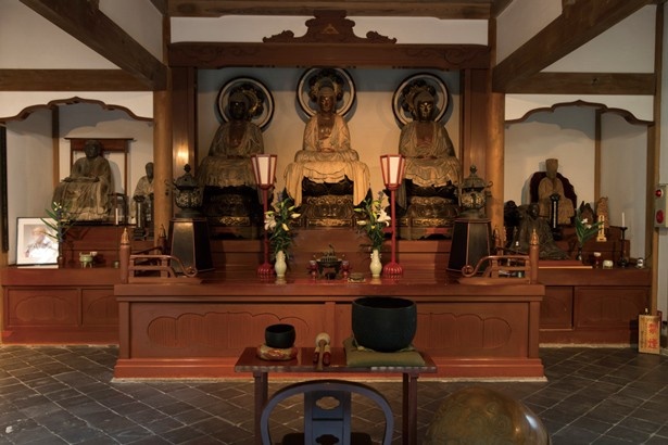 浄智寺の本尊、木造三世仏坐像は曇華殿に。阿弥陀、釈迦、弥勒の各如来で、過去、現在、未来を表す