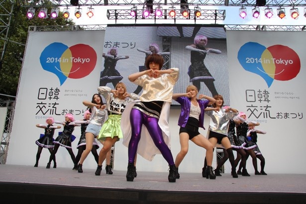 【写真を見る】K-POPのダンスを踊るステージイベントも(昨年の様子)
