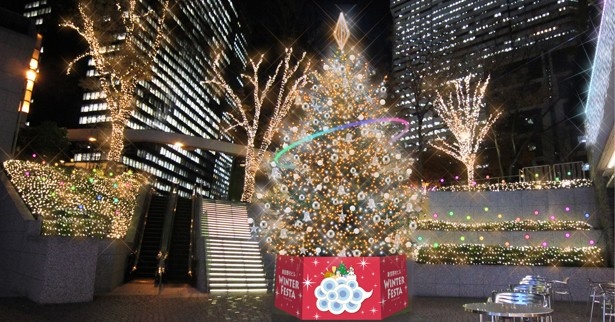 【写真を見る】新宿野村ビルのサンクンガーデンのクリスマスイルミネーション(写真は2014年のもの)