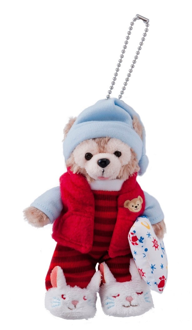 【写真を見る】パジャマ姿のダッフィーを持ち歩ける「ぬいぐるみバッジ」(2000円)も登場！コスチュームセットと同様、上着の胸元にはダッフィーの顔がデザインされている
