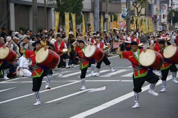 【写真を見る】全国各地の有名な踊りが一度に見られるまたとない機会