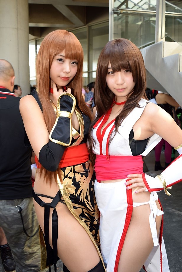 【写真を見る】「デッドオアアライブ」の霞に扮するつぐさん(写真左)と伊織もえさん(写真右)
