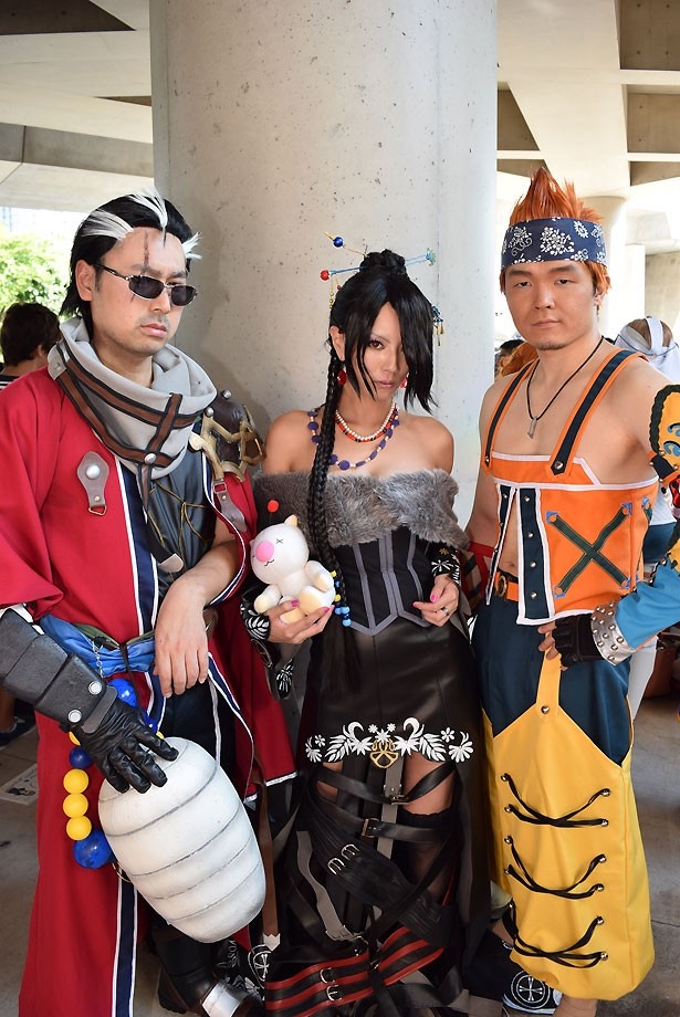 「ファイナルファンタジーX」のキャラクターに扮したコスプレイヤー