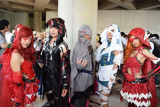 「ソウル・サクリファイス」のキャラクターに扮したコスプレイヤーたちが集結！