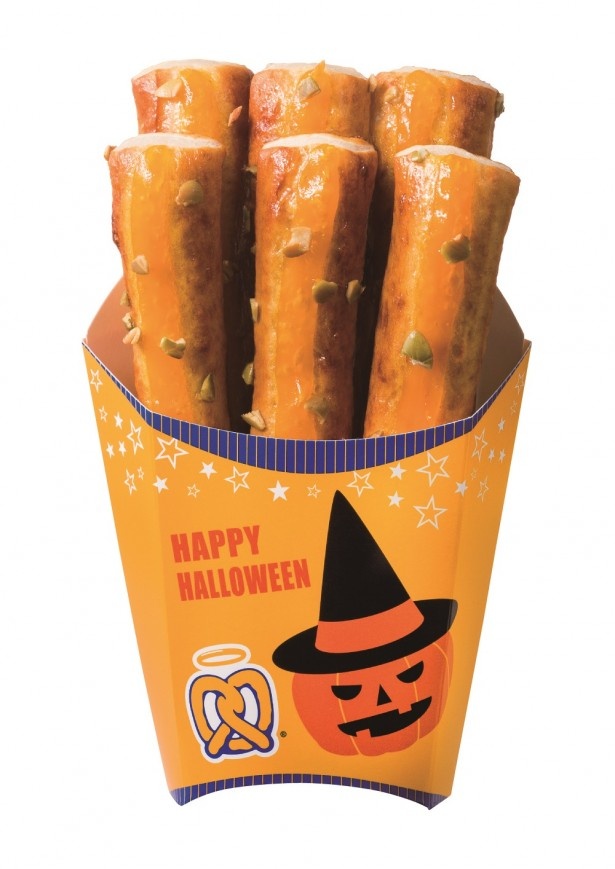 【写真を見る】「プレッツェル スティックス かぼちゃクリーム」(350円)は、10月1日(木)から10月31日(土)までの期間限定発売