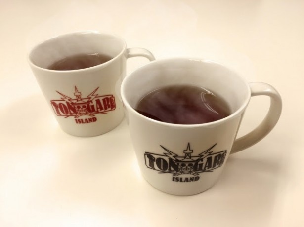 トンガリ島ロゴマグカップを使用したスペシャルメニュー「トンガリ島ティー」(税抜500円)