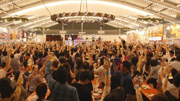 2014年の開催時には13万9000人が訪れた、横浜オクトーバーフェスト。横浜の秋の風物詩が今年も開催！※写真は昨年の様子