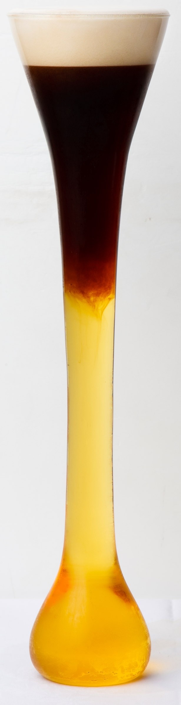 高さが約1ヤード(90cm)ある「ヤードグラス」は、エールビール用に17世紀のイングランドで発明された ※実際に提供されるグラスの大きさとは異なる