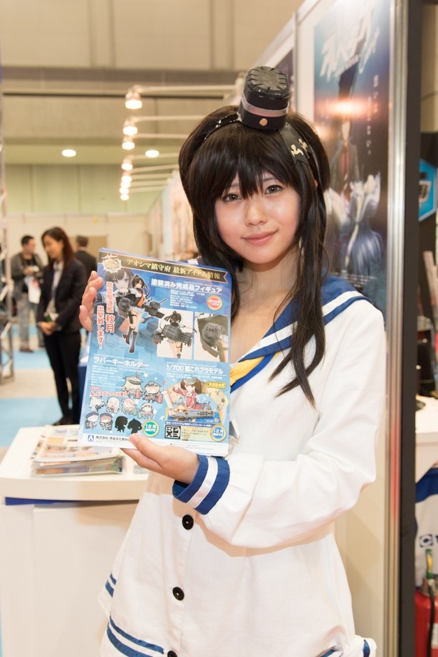 【写真を見る】青島文化教材社では、艦隊これくしょんに登場する「時津風」のコスプレイヤーが新商品を訴求！