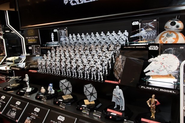 年末公開の映画「スター・ウォーズ/フォースの覚醒」にあわせ、バンダイブースでは関連商品を数多く展示