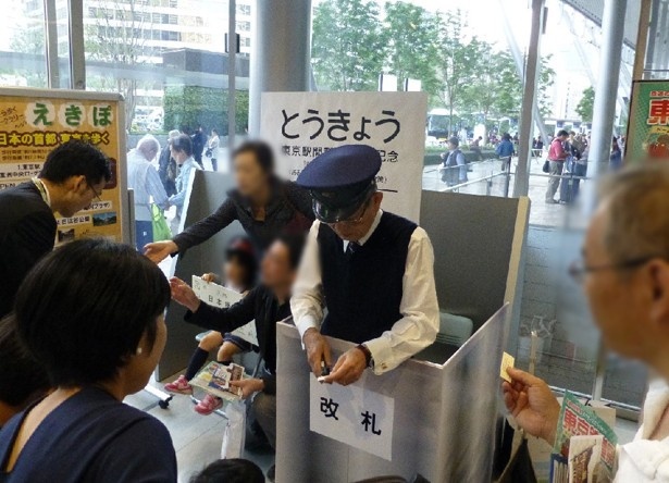 【写真を見る】東京ではあまり見かけなくなった切符切り。目にもとまらぬプロの早技を再確認