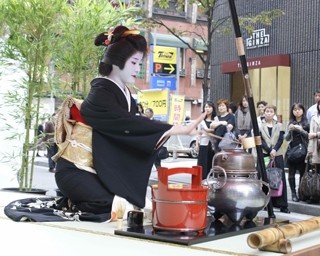 銀座の歩行者天国に外でお茶を楽しめる“野点”が出現