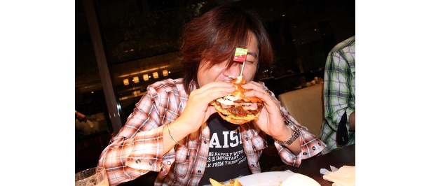 ガブリとバーガーに食らいつく猛者も！