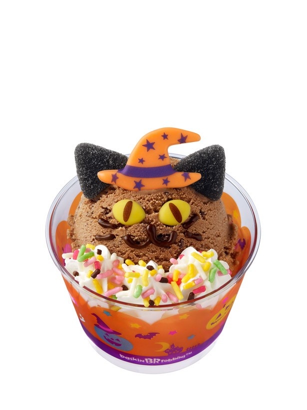 サーティワンアイスクリームの「ハロウィンハッピードール」(430円)。ハロウィン限定の「ねこ」など、今だけのデコレーションがお目見え