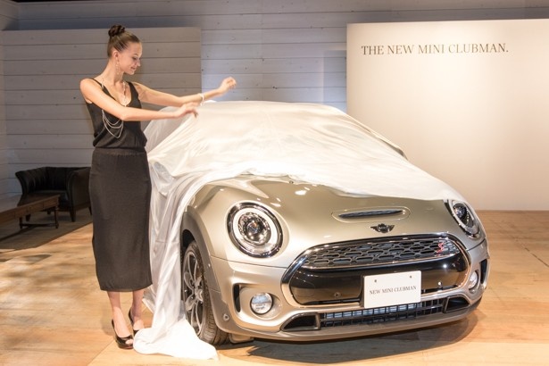 【写真を見る】モデルによってアンベールされる新型MINIクラブマン