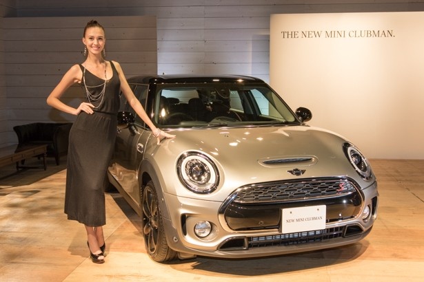 女性モデルとMINIクラブマンS