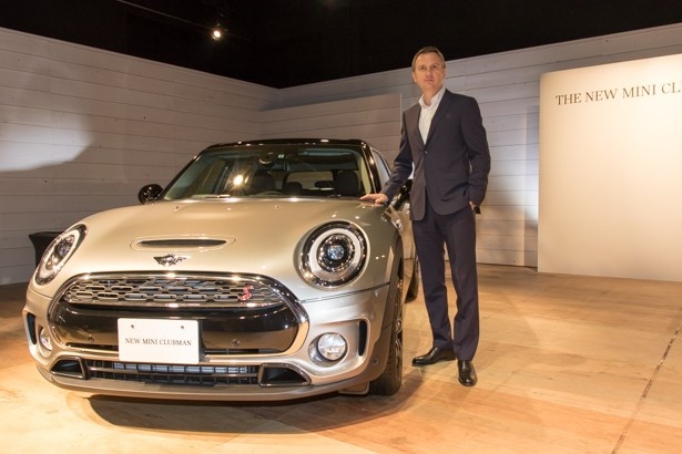 MINIクラブマンの横に立つ、BMWのペーター・クロンシュナーブル代表取締役社長
