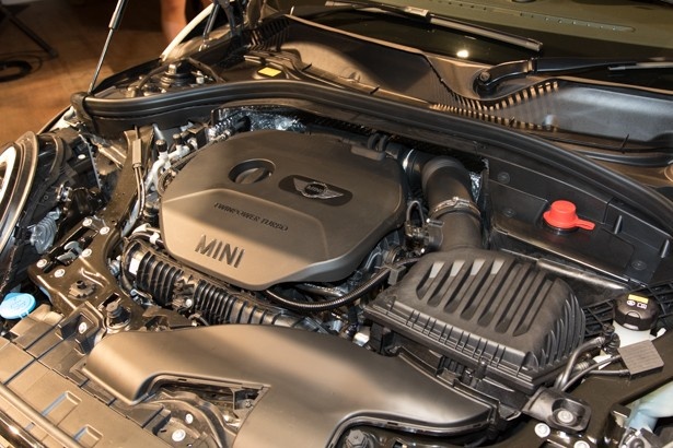MINI Cooper S Clubmanに搭載する2リッター4気筒エンジン。燃費消費率は16.6km/リットルでエコカー減税の対象となっている