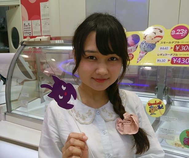 美女を見つめる猫ちゃん