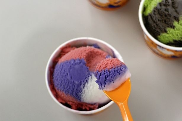 「魔女のトリック」(シングル・レギュラーサイズ各330円～)は、紫色が赤リンゴ味で、赤色がグレープ味