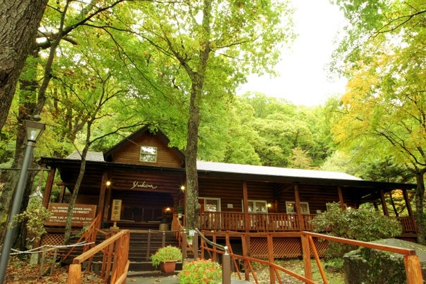 「コーヒーハウス ユーコン」からは、中禅寺湖を見渡せるロケーションが広がる