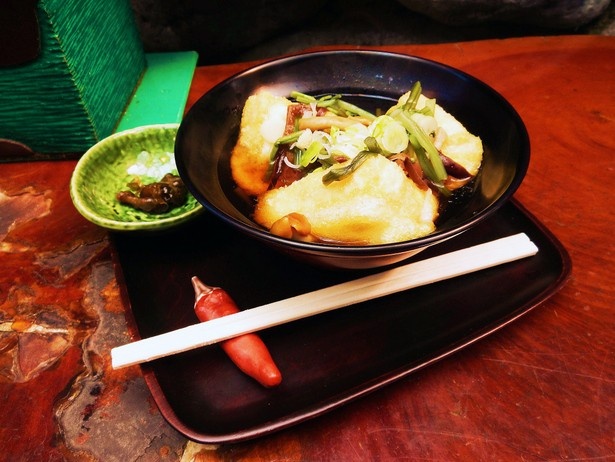 カラッとした揚げ餅が入った「竜頭風おぞう煮」(500円)