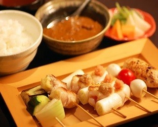 ワインと鉄板串焼きを楽しめる店が銀座にオープン！